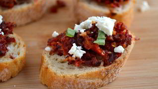 Брускетта с вялеными помидорами