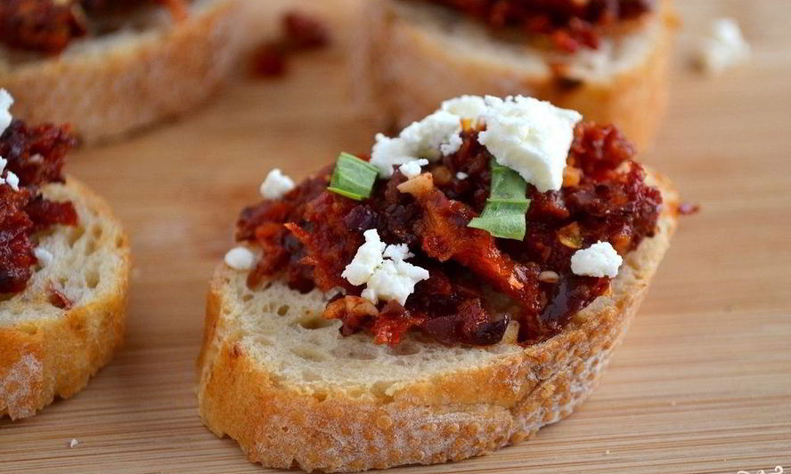 Рецепт брускетты с вялеными помидорами