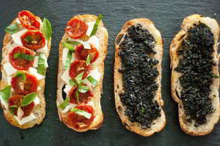 Брускетта с вялеными томатами и оливковым тапенадом
