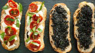 Брускетта с вялеными томатами и оливковым тапенадом