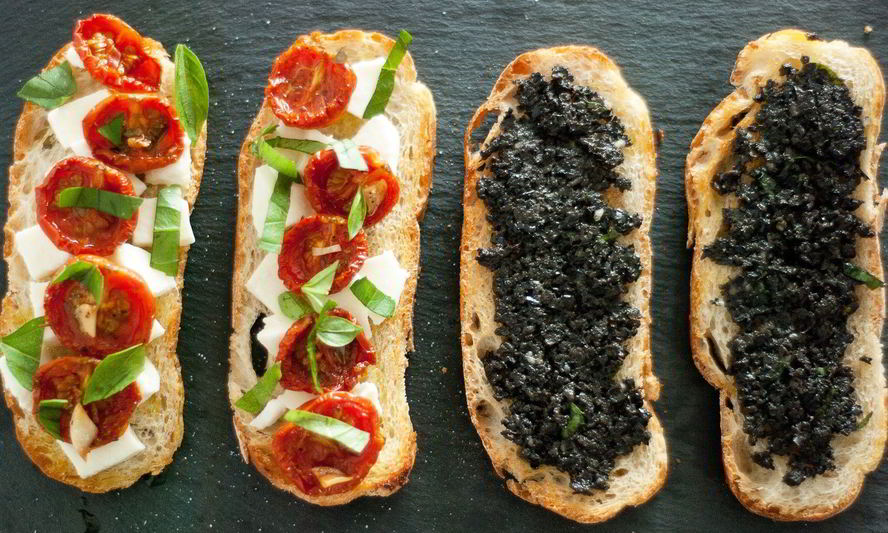 Рецепт брускетты с вялеными томатами и оливковым тапенадом