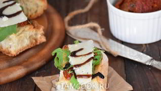 Брускетта с вялеными томатами, рукколой и пармезаном