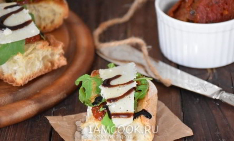 Рецепт брускетты с вялеными томатами, рукколой и пармезаном