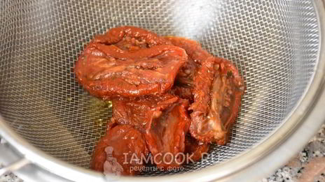 брускетта с вялеными томатами, рукколой и пармезаном