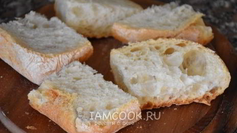 брускетта с вялеными томатами, рукколой и пармезаном