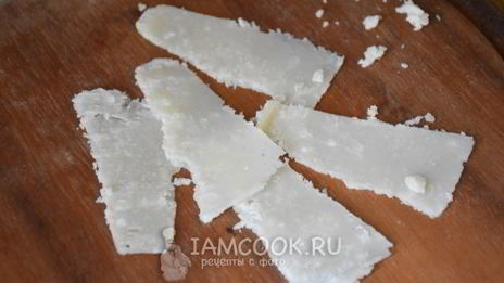 брускетта с вялеными томатами, рукколой и пармезаном