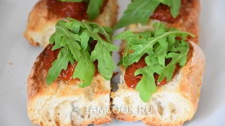 брускетта с вялеными томатами, рукколой и пармезаном