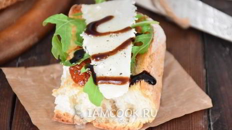 брускетта с вялеными томатами, рукколой и пармезаном