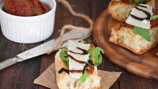 Брускетта с вялеными томатами