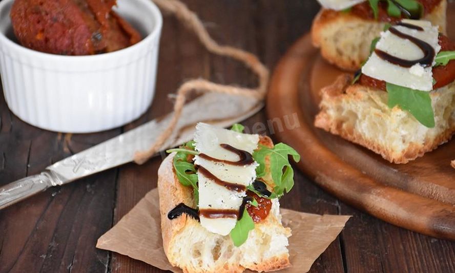 Рецепт брускетты с вялеными томатами