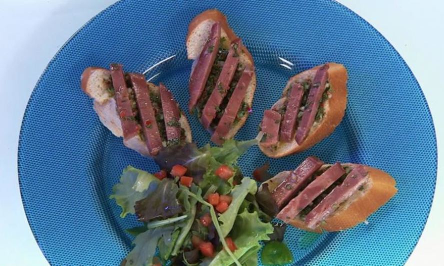 Рецепт брускетты с языком и острым соусом