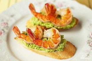 Брускетта с зеленым горошком и креветками