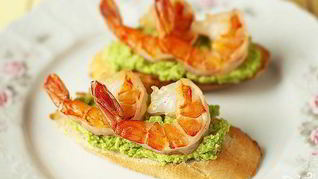 Брускетта с зеленым горошком и креветками