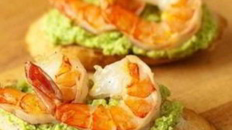 брускетта с зеленым горошком и креветками