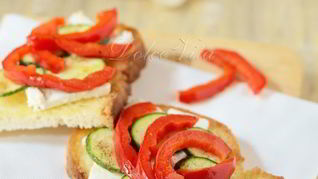 Брускетта со сладким перцем и сыром