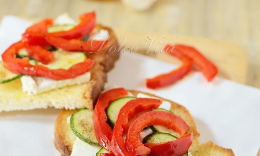 Рецепт брускетты со сладким перцем и сыром