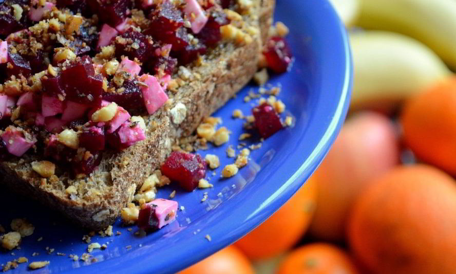 Рецепт брускетты со свеклой, мягким сыром и грецким орехом