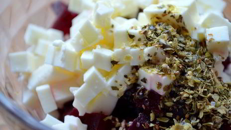 брускетта со свеклой, мягким сыром и грецким орехом