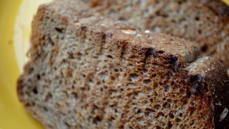 брускетта со свеклой, мягким сыром и грецким орехом