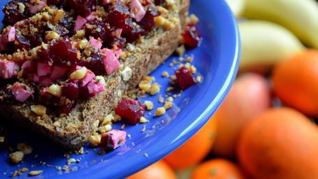 брускетта со свеклой, мягким сыром и грецким орехом