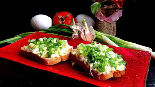 Брускетта яично-луковая