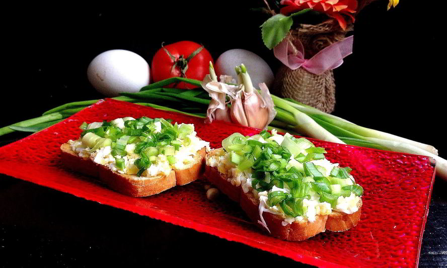 Рецепт брускетты яично-луковая