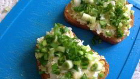 брускетта яично-луковая