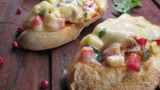 Брускетта, запеченная с тунцом и овощами