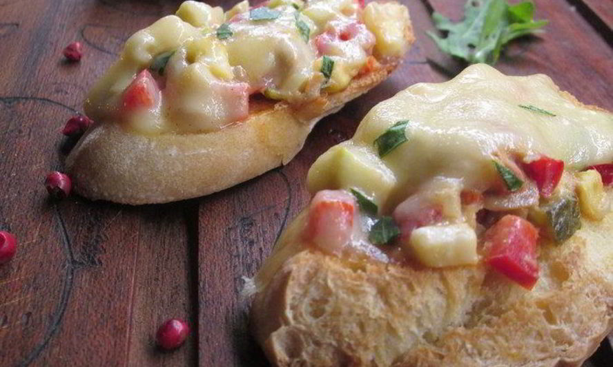 Рецепт брускетты, запеченной с тунцом и овощами