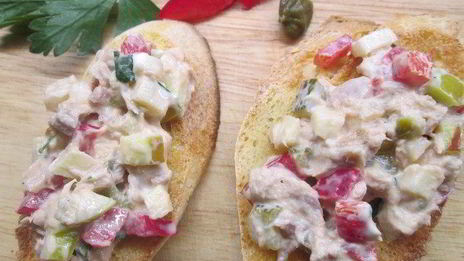 брускетта, запеченная с тунцом и овощами