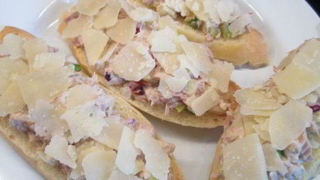 брускетта, запеченная с тунцом и овощами