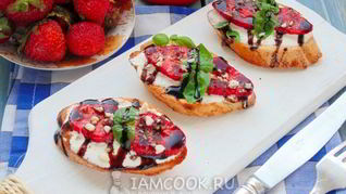 Брускетты с клубникой и базиликом