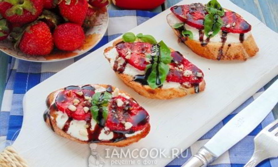 Рецепт брускетт с клубникой и базиликом