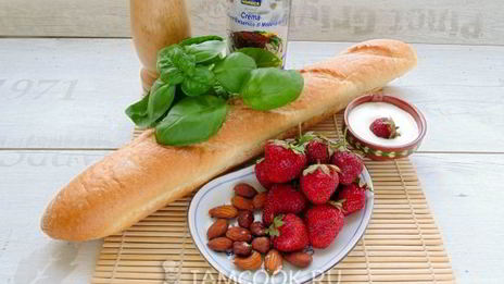 брускетты с клубникой и базиликом