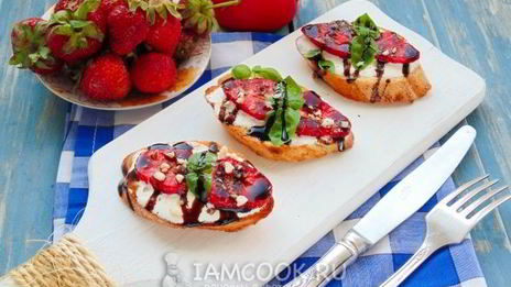 брускетты с клубникой и базиликом