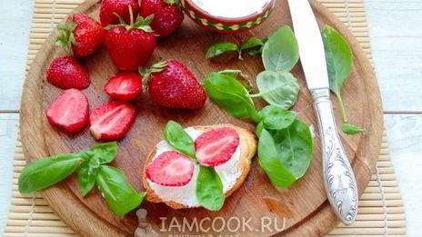 брускетты с клубникой и базиликом