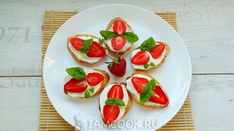 брускетты с клубникой и базиликом
