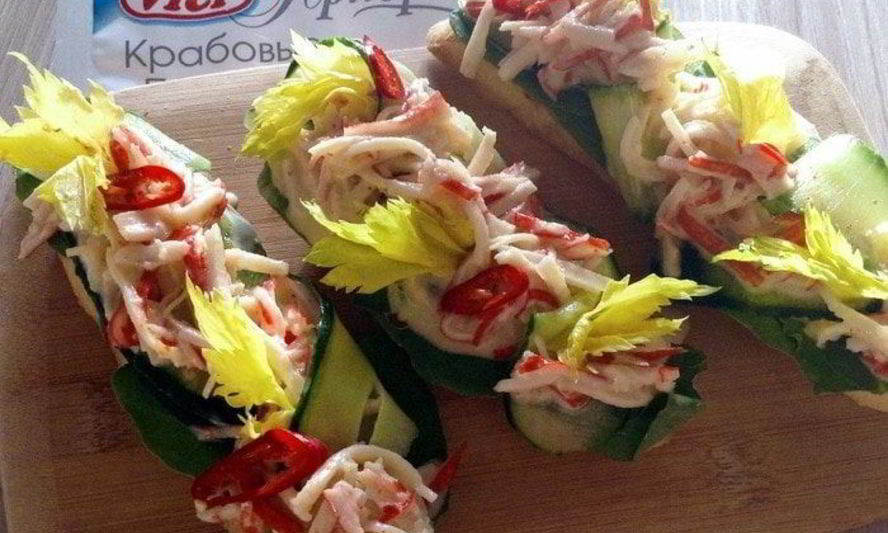 Рецепт брускетт с крабовыми палочками, айоли и огурцом