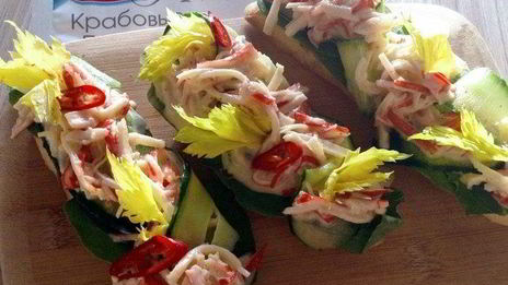 брускетты с крабовыми палочками, айоли и огурцом