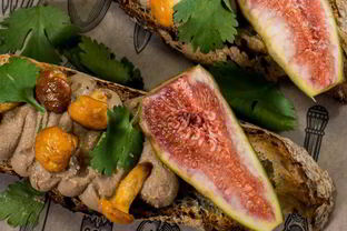 Брускетты с паштетом из цесарки и лисичками