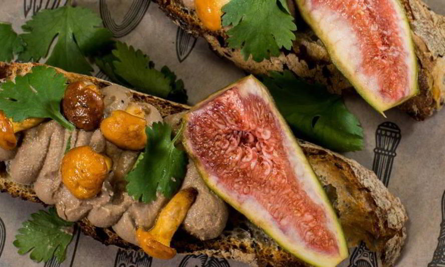 Рецепт брускетт с паштетом из цесарки и лисичками