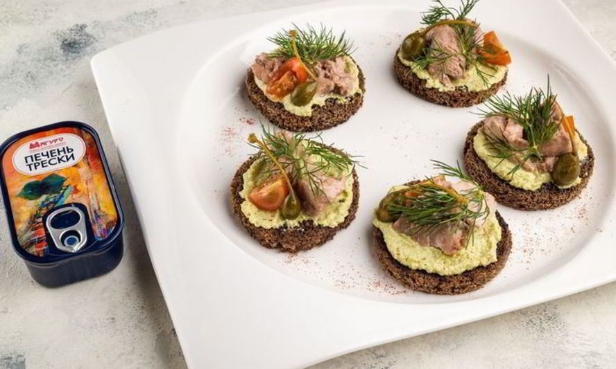 Рецепт брускетт с печенью трески и муссом из авокадо