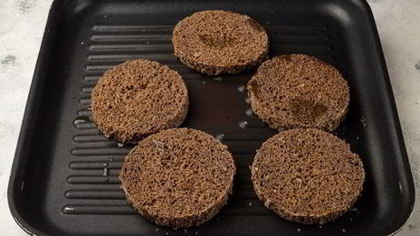 брускетты с печенью трески и муссом из авокадо