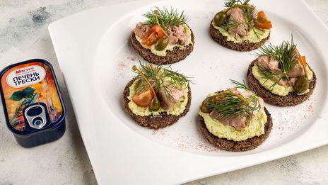 брускетты с печенью трески и муссом из авокадо
