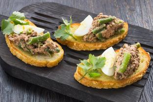 Брускетты с салатом из тунца с чечевицей