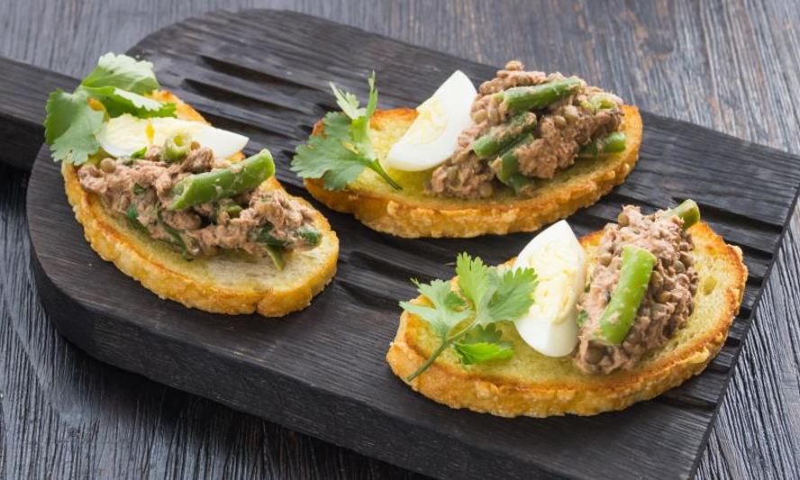 Рецепт брускетт с салатом из тунца с чечевицей