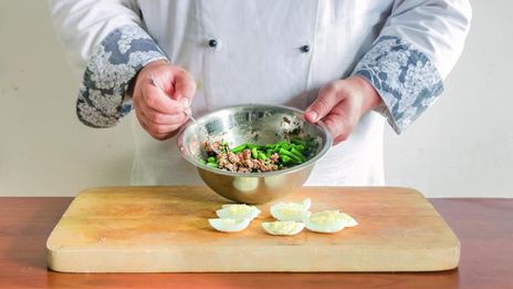 брускетты с салатом из тунца с чечевицей