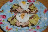 Брускетты с тунцом, анчоусами и яйцами пашот