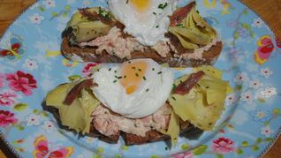 Брускетты с тунцом, анчоусами и яйцами пашот