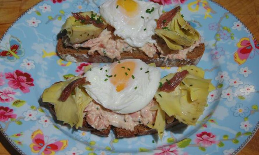 Рецепт брускетт с тунцом, анчоусами и яйцами пашот